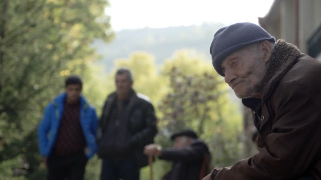 যুদ্ধের কারণে বহু মানুষ শরণার্থী হয়ে পড়েছেন।