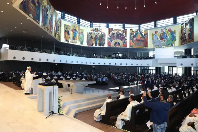 خلال تكريس كاتدرائية سيدة العرب في العوالي في ديسمبر/ كانون الأول عام 2021