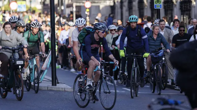 Люди в Лондоне на велосипедах