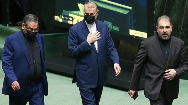 از چپ علنی شمخانی دبیر شورای عالی امنیت ملی و حسین امیرعبداللهیان وزیر خارجه در نشست غیرعلنی مجلس ایران درباره مذاکرات احیای برجام