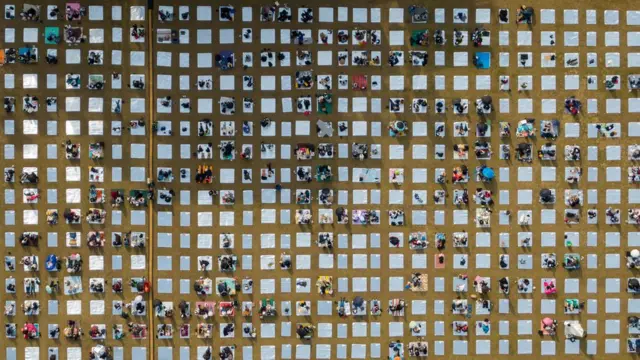 '위드 코로나' 실행 이후 첫 주말인 7일 경기 가평군 자라섬에서 제18회 자라섬재즈페스티벌을 찾은 관객들이 공연을 즐기고 있다