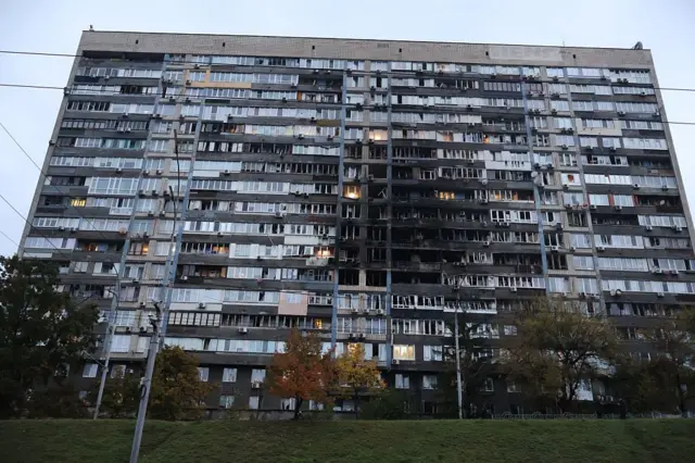 У ніч на 10 жовтня Росія випустила по Україні понад 450 дронів та 30 ракет. На фото пошкоджений будинок у Києві 