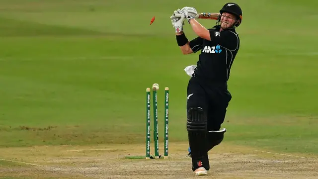 حسن علی نے نکولس کو 33 کے انفرادی سکور پر بولڈ کیا تو اس وقت نیوزی لینڈ‌ کا مجموعی سکور 148 تھا۔