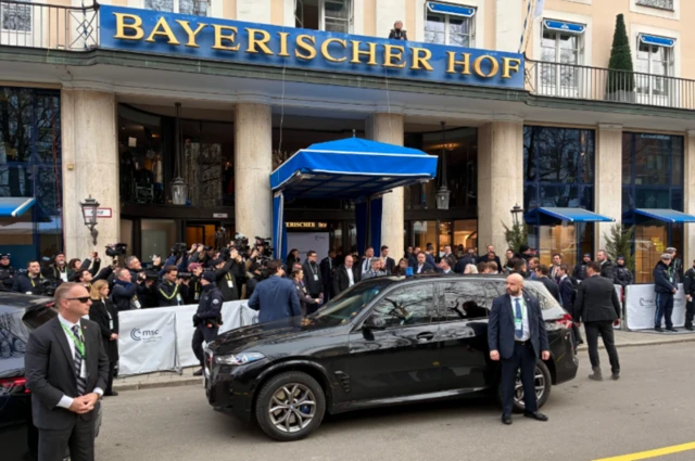Un cordón de seguridad reforzado alrededor del Bayerischer Hof, donde se realiza la conferencia de seguridad 