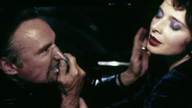 ایزابلا روسلینی نقش دورثی، یک خواننده جذاب کاباره را بازی می کند که با فرانک یکی از اوباش محل (با بازی دنیس هاپر) رابطه جنسی غریبی دارد