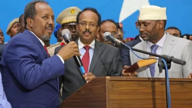 Madaxweyne Farmaajo wuxuu xilka kala wareegay madaxweynihii hore, Xasan Sheekh Maxamuud oo hal xilli hayay xilka.
