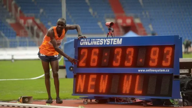 Umunonotsi w'umuganda Jacob Kiplimo ariko arerekana umwanya yagize inyuma yo kuba uwa mbere mu gusiganwa imetero 10.000 mu bagabo ku kibuga ca Golden Spike 2021 Athletics mu gihugu ca Republika ya Tcheque ku musi wa gatatu.