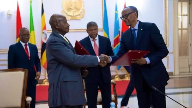 Perezida Museveni na Perezida Kagame ubwo bari bamaze gushyira umukono ku masezerano yo kumvikana mu kwezi gushize i Luanda