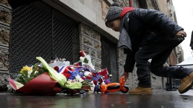 وضعت أكاليل الزهور في الذكرى السنوية الأولى في الأماكن التي استهدفها المسلحون