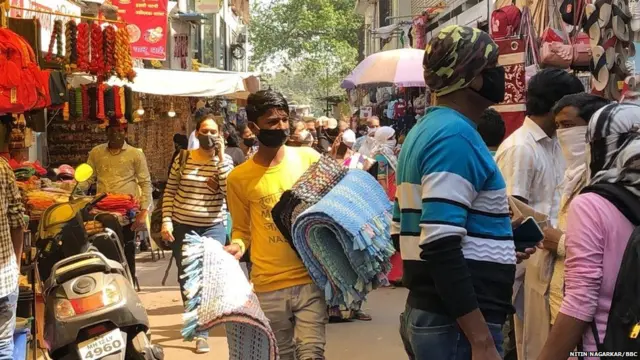 पुण्यात आज दुपारी नागरिकांनी खरेदीसाठी मार्केटमध्ये गर्दी केली.