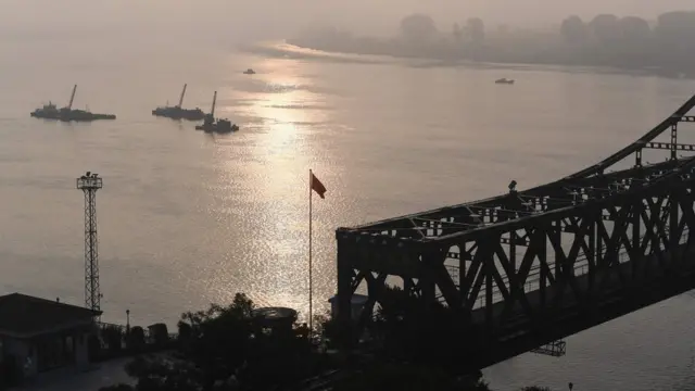 旭日初升之际从丹东一侧眺望中朝友谊桥与鸭绿江（4/9/2017）