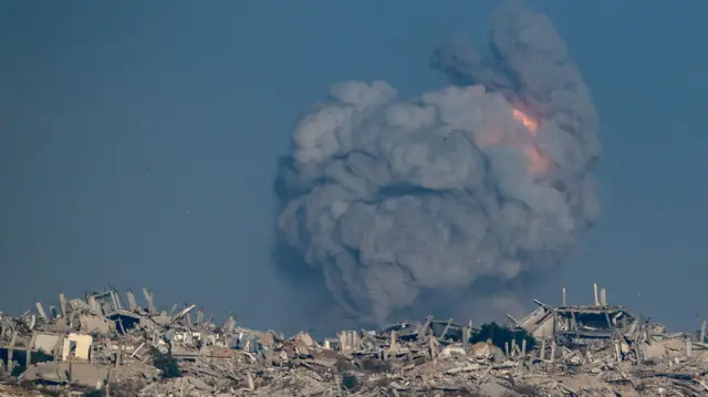تصاعد الدخان عقب انفجار في غزة، كما شوهد من إسرائيل، 14 سبتمبر/أيلول 2025.