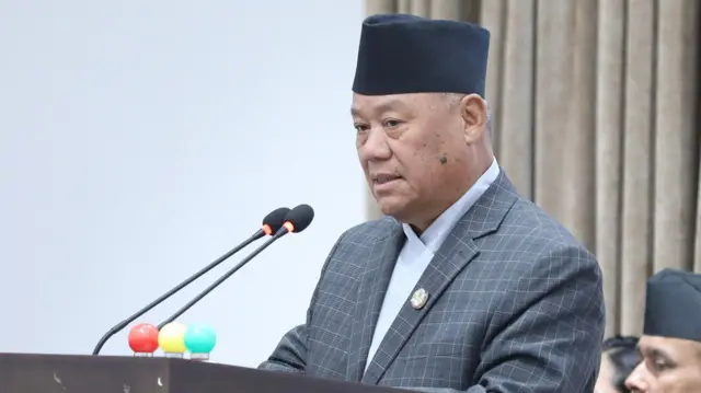प्रतिनिधिसभाको बैठकमा बोल्दै नेपाली कांग्रेस संसदीय दलका नेता भीष्मराज आङ्देम्बे