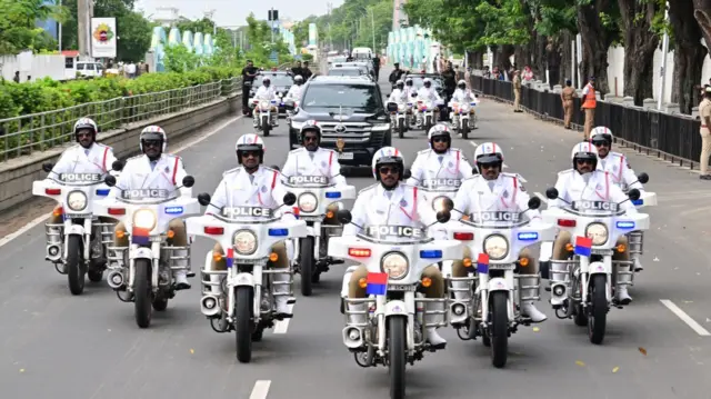 வாகன அணிவகுப்போடு அழைத்து வரும் தமிழ்நாடு போக்குவரத்து காவல்துறை.