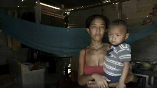 वेनेजुएला की आर्थिक स्थिति इस कदर ख़राब है कि मांएं अपने बच्चे भी नहीं पाल पा रही हैं.