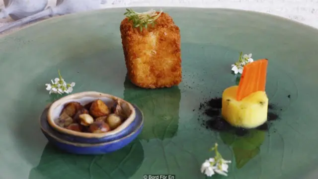 메인 코스는 당근 퓌레, 달콤한 옥수수 크로켓, 스페인식 우엉 요리다