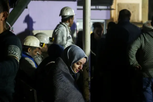 یوه ترکۍ ښځه د خپلوان د خبر اورېدو په تمه بې سېکه حالت کې لیدل کېږي