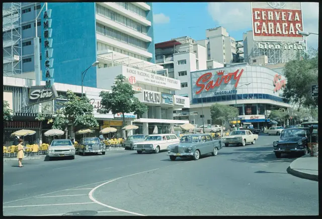 Un Mercedes rueda por una calle de Sabana Grande, en Caracas. 