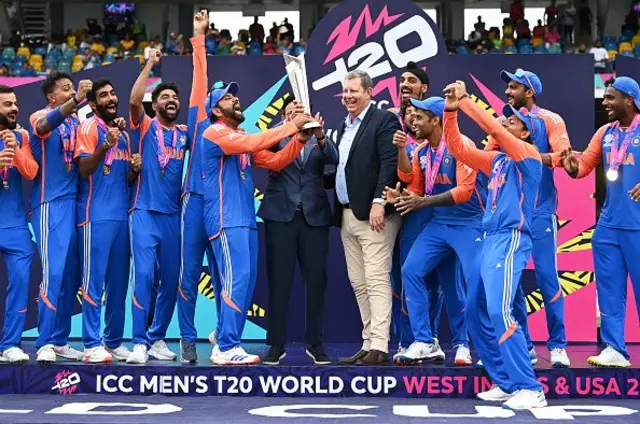 පන්දු යැවීමේදී හර්දික් පාන්ඩ්යා ලකුණු 20 කට කඩුලු 03ක් දවා ගත් අතර ජස්ප්‍රිට් බුම්රා සහ අර්ශදීප් සිං කඩුලු දෙක බැගින් දවා ගැනීමට සමත් විය.