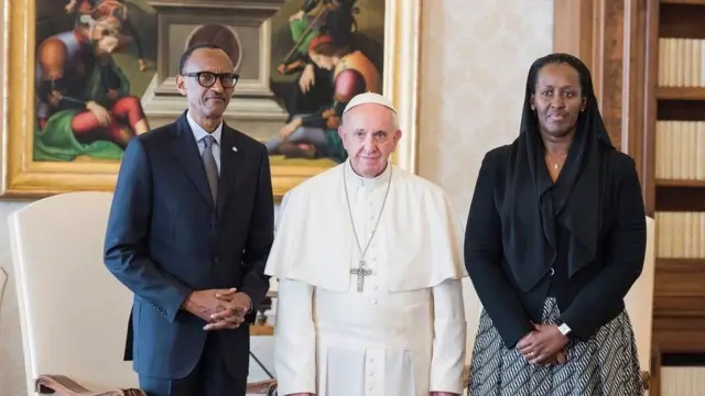 Prezida Paul Kagame na Jeannette Kagame bakikuje Papa Francis