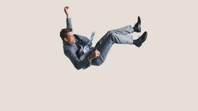 Una persona cayendo al vacío