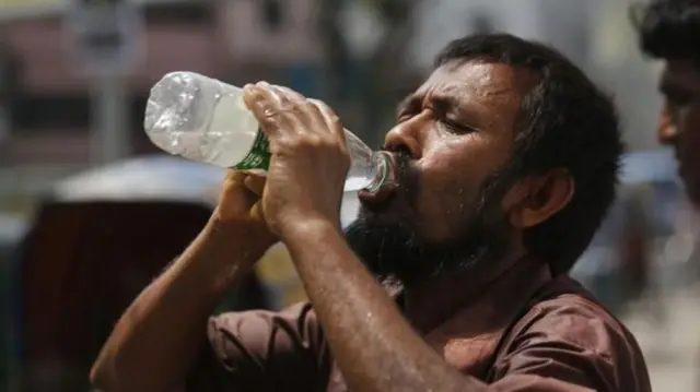 তীব্র গরমে স্বস্তির উপায় খুঁজছেন অনেকে।