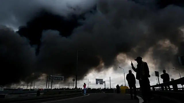 Una columna de humo negro se eleva desde la refinería donde se desató un incendio tras una huelga, mientras continúan las labores de extinción en Moscú, Rusia, el 18 de junio de 2026.