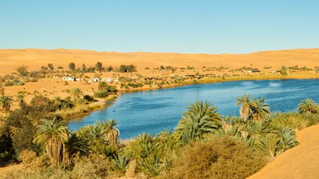 Oasis en el lago Gaberoun, en Libia