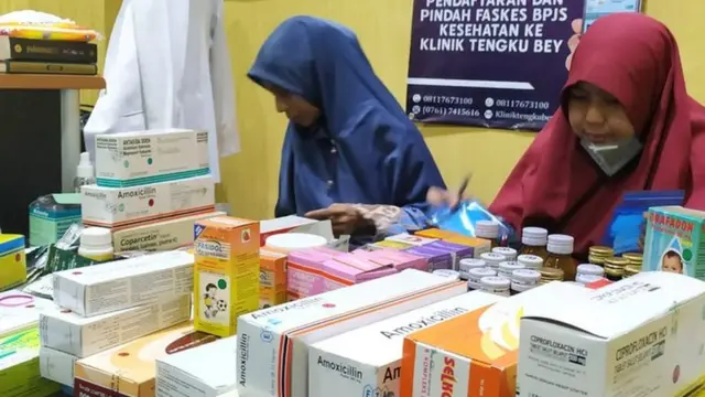 Tim medis di Posko kesehatan DPD PKS Riau, menyiapkan sejumlah obat untuk dikonsumsi masyarakat yang mendatangi posko.