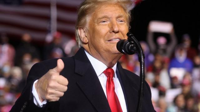 trump fala durante comício