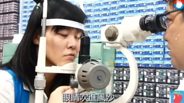 মিজ হে-র চোখ পরীক্ষা করছেন ডা. হং