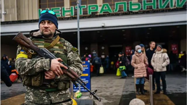 Lối vào một ga tàu ở Kyiv, Ukraine có binh lính đứng canh, ngày 01/3/2022
