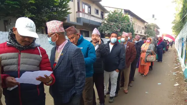 नेतृत्व चयन गर्न मतदानका लागि लामबद्ध प्रतिनिधिहरु