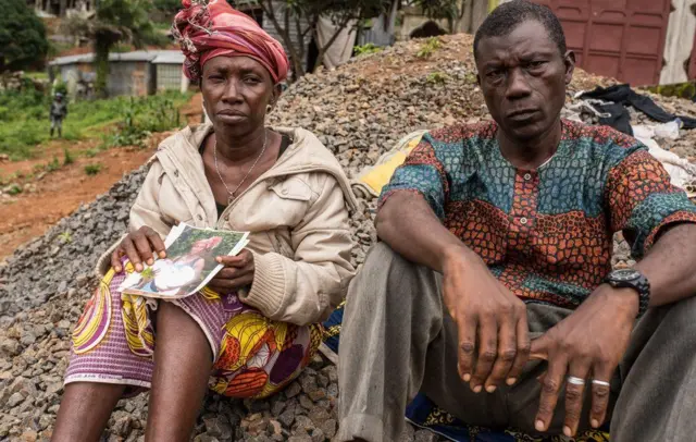 Yatta Kamara: "J'ai perdu 14 membres de ma famille. J'étais partie chercher du riz chez ma tante cette nuit-là parce que les enfants n'avaient rien à manger. Maintenant ils sont tous morts. Un voisin est venu m'annoncer la tragédie à 6H du matin. J'ai perdu ma maison et ma famille"