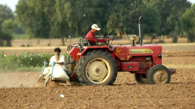 ખેતીમાં વપરાતું ટ્રૅક્ટર, ફાઇલ ફોટો