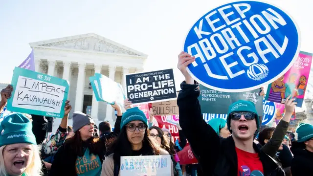 Manifestantes a favor e contra abortoapostar online na quinafrente ao Supremo Tribunalapostar online na quinaJustiça dos EUA