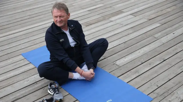 Титов в Музеоне занимается йогой