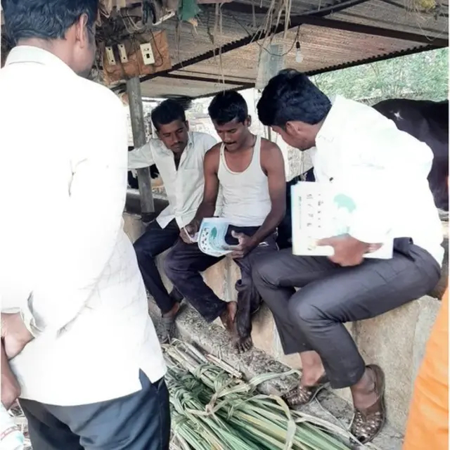 गावात प्रचार करताना