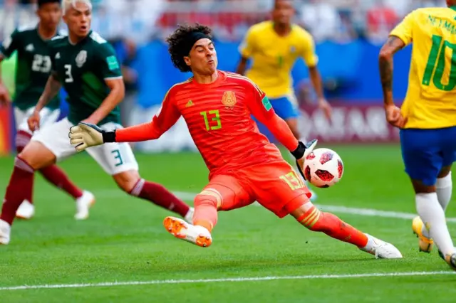 Guillermo Ochoa desvia el remate de Neymar.