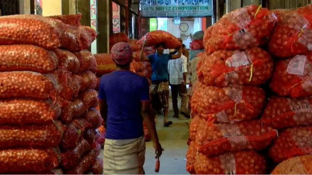 ভারত রফতানি বন্ধের ঘোষণা দেয়ার পর বাজারে পেঁয়াজের দাম অস্বাভাবিক বৃদ্ধি পায়।