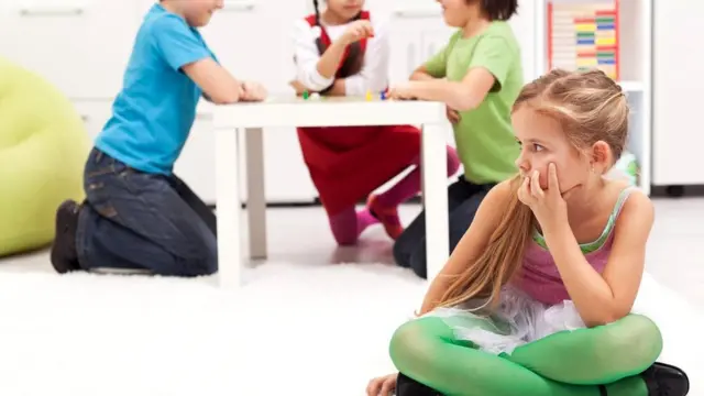 Utancaq uşaq oyun meydançasında tək qalmağa meylli olur və tək qalmaq ona rahat gəlir