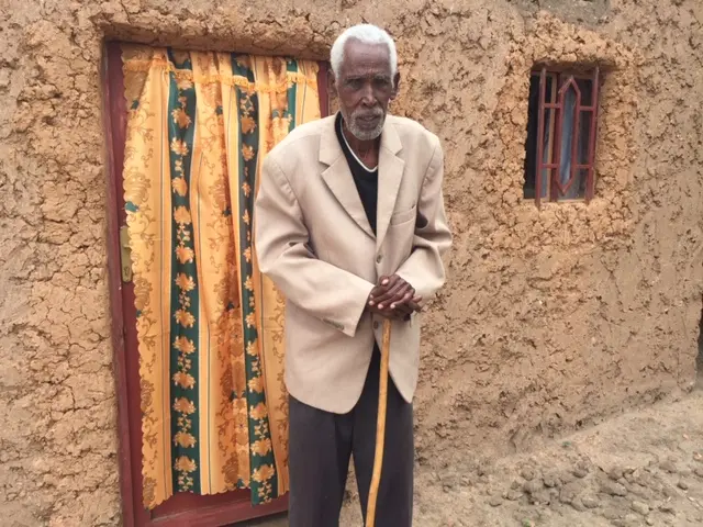 Ahagaze imbere y'inzu yari atuyemo atarubakirwa na leta