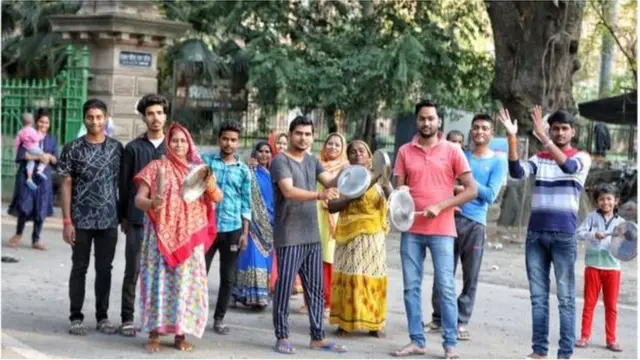 కర్ఫ్యూ రోజు వీధుల్లోకొచ్చి గంట కొట్టిన ప్రజలు