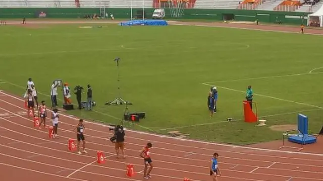 Les athlètes sur la piste avant le départ pour la course