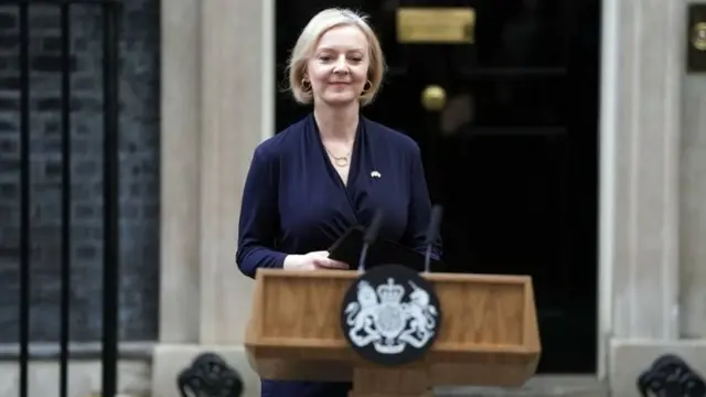 Liz Truss afuera de 10 Downing Street, Londres.