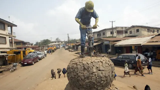 Ere okunrin kan ton fo okuta ni oju ona adugbo Oke Aregba ni igboro Abeokuta, ni ipinlẹ Ogun