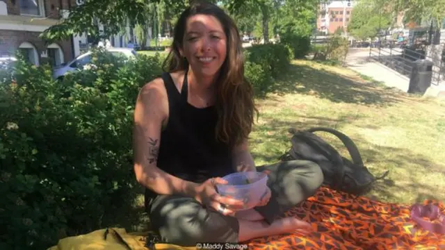 Gabriella Sanzana là một người 27 tuổi đến từ Chile đang học thạc sĩ nhưng không thấy khó để tìm được một công việc bán thời gian với lương khá cao