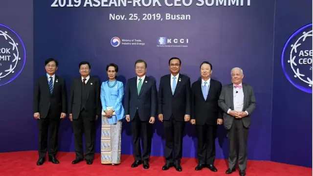 CEO summit မှာ တွေ့ရတဲ့ ဒေါ်အောင်ဆန်းစုကြည်၊ ကိုရီးယားသမ္မတနိုင်ငံသမ္မတ မစ္စတာမွန်ဂျေအင်းနဲ့ ထိုင်းဝန်ကြီးချုပ်