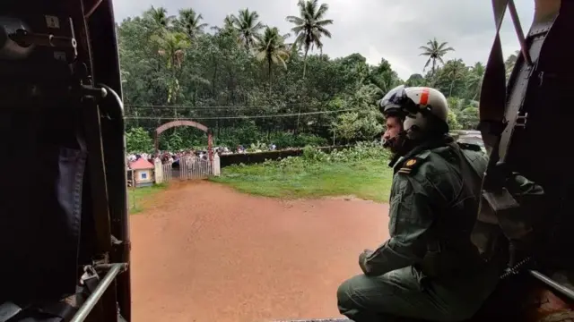 தாழ்வாகப் பறக்கும் ஐ.என்.எஸ் விமானம்; சாலையோரம் கூடியுள்ள மக்கள்.