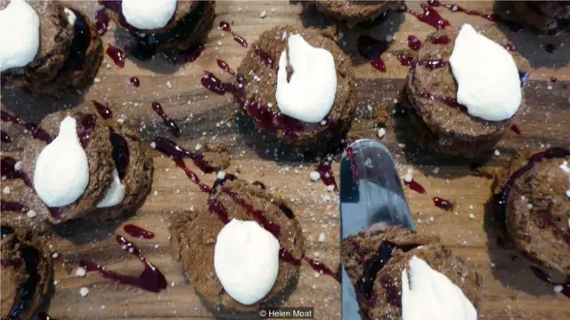 咖啡桌起初是一种违抗的象征，反对普奥占领。(Credit: Helen Moat)